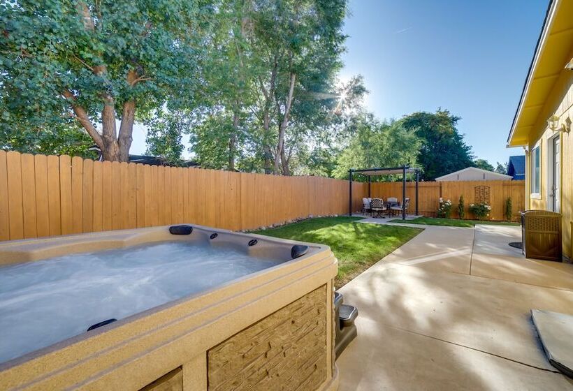 Sparks Retreat W/ Private Hot Tub & Cozy Fireplace