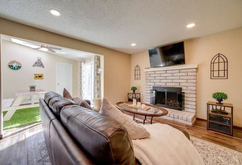 Sparks Retreat W/ Private Hot Tub & Cozy Fireplace