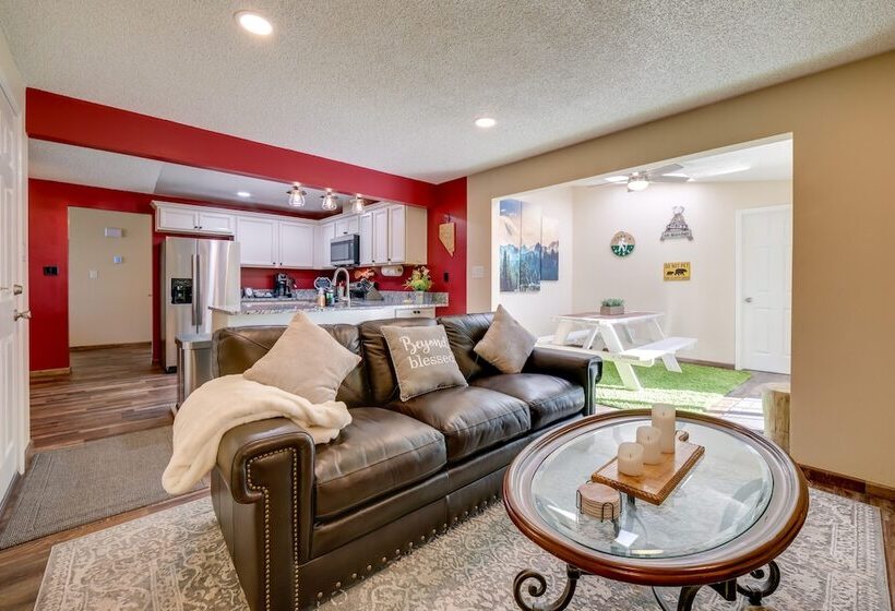 Sparks Retreat W/ Private Hot Tub & Cozy Fireplace