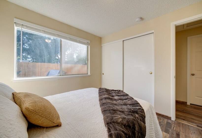 Sparks Retreat W/ Private Hot Tub & Cozy Fireplace