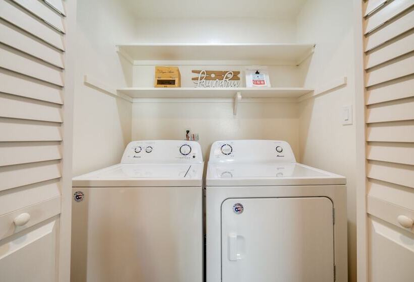 Sparks Retreat W/ Private Hot Tub & Cozy Fireplace