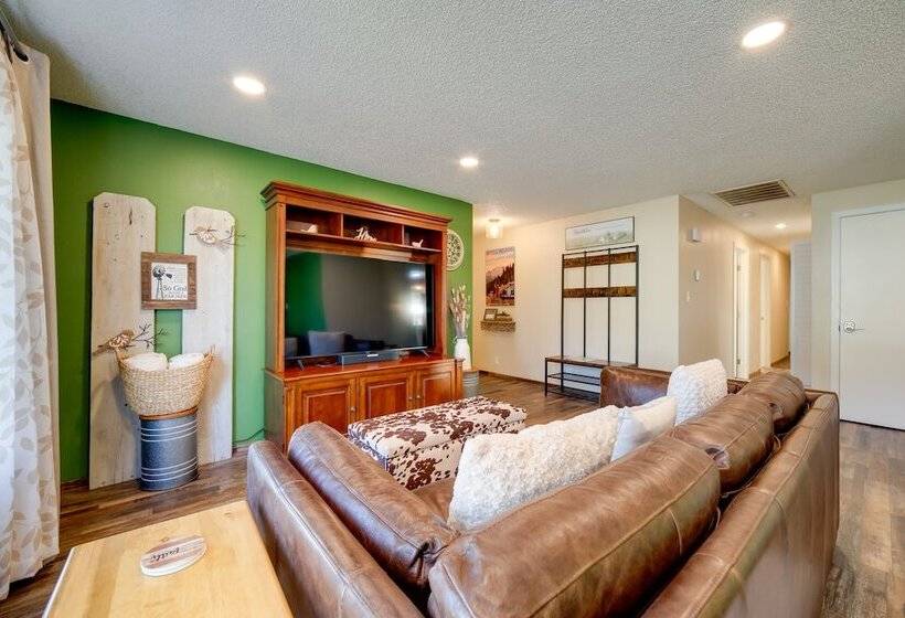 Sparks Retreat W/ Private Hot Tub & Cozy Fireplace