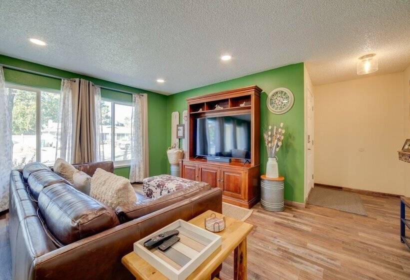 Sparks Retreat W/ Private Hot Tub & Cozy Fireplace