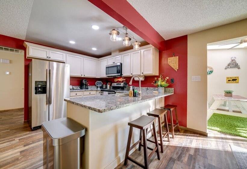 Sparks Retreat W/ Private Hot Tub & Cozy Fireplace