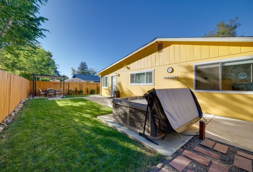 Sparks Retreat W/ Private Hot Tub & Cozy Fireplace