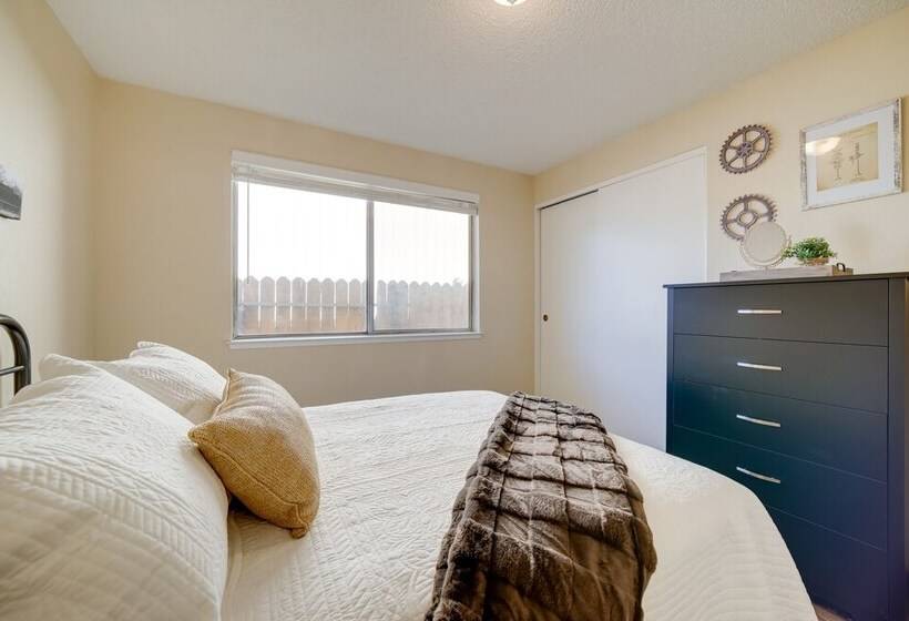 Sparks Retreat W/ Private Hot Tub & Cozy Fireplace