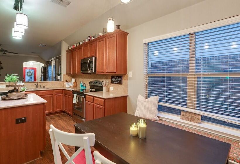 Patio, Pergola & Pool Access: Aubrey Retreat!