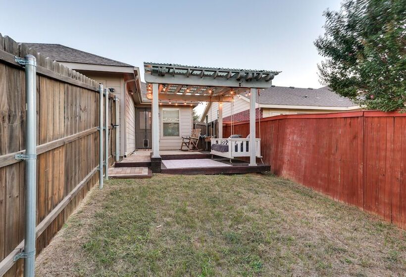 Patio, Pergola & Pool Access: Aubrey Retreat!