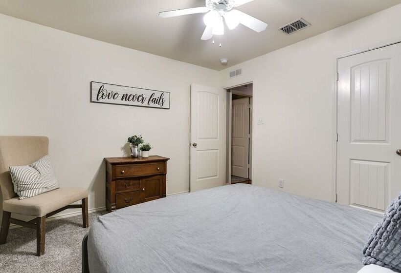 Patio, Pergola & Pool Access: Aubrey Retreat!