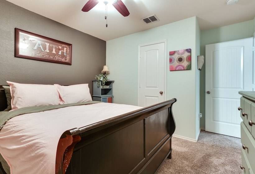 Patio, Pergola & Pool Access: Aubrey Retreat!