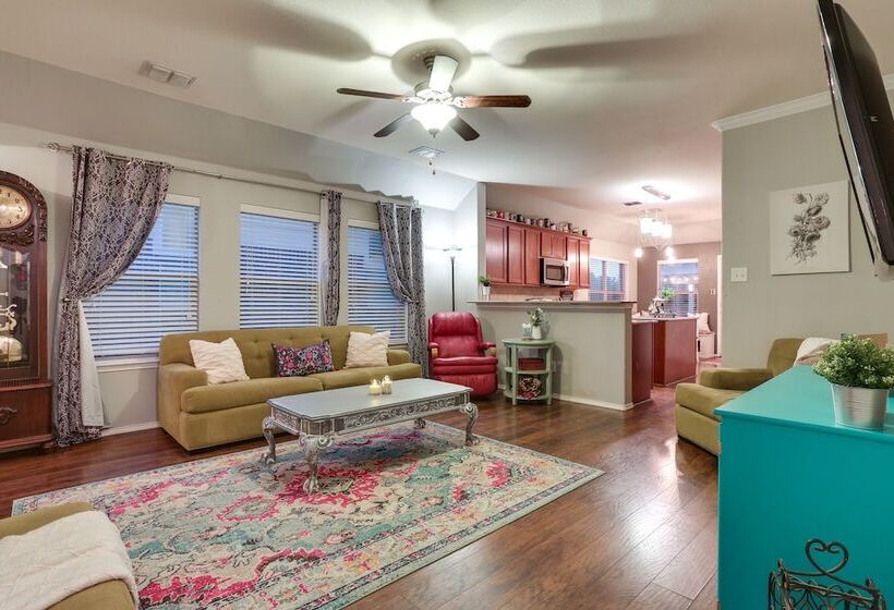 Patio, Pergola & Pool Access: Aubrey Retreat!