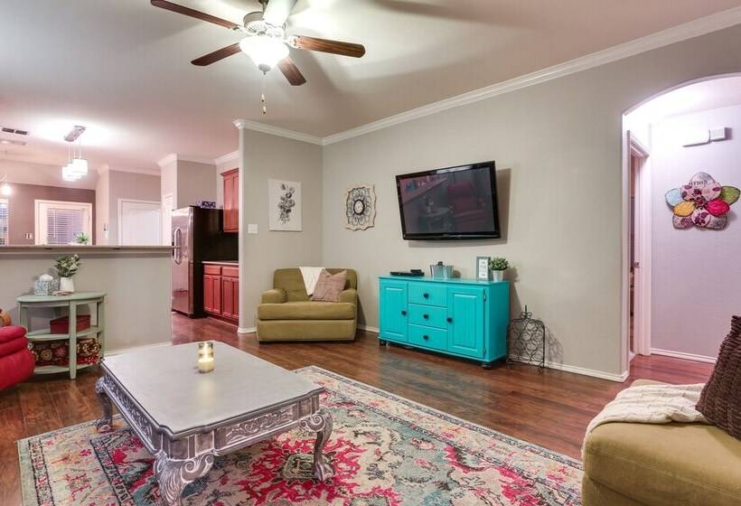 Patio, Pergola & Pool Access: Aubrey Retreat!