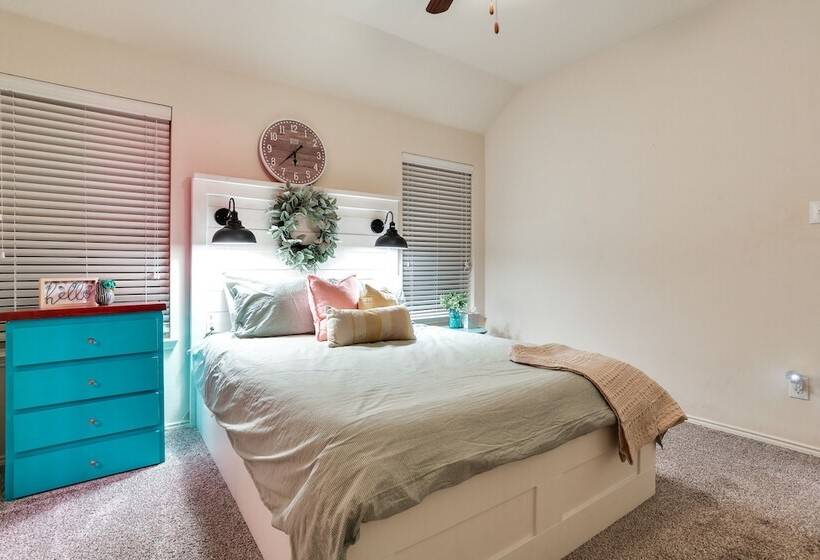 Patio, Pergola & Pool Access: Aubrey Retreat!