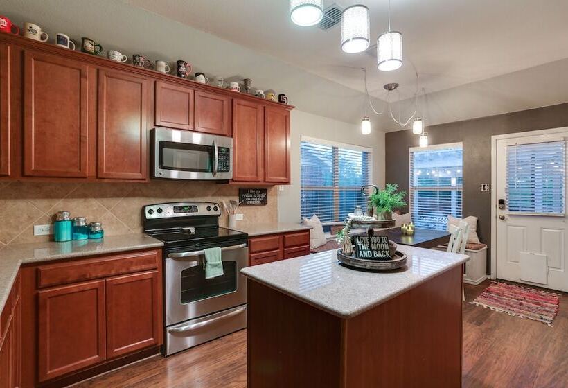 Patio, Pergola & Pool Access: Aubrey Retreat!