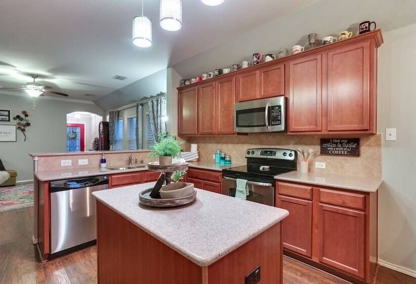 Patio, Pergola & Pool Access: Aubrey Retreat!