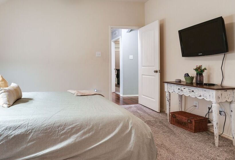 Patio, Pergola & Pool Access: Aubrey Retreat!