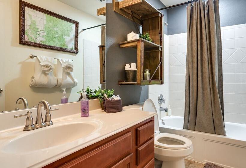 Patio, Pergola & Pool Access: Aubrey Retreat!