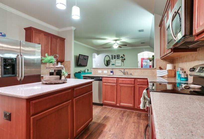 Patio, Pergola & Pool Access: Aubrey Retreat!