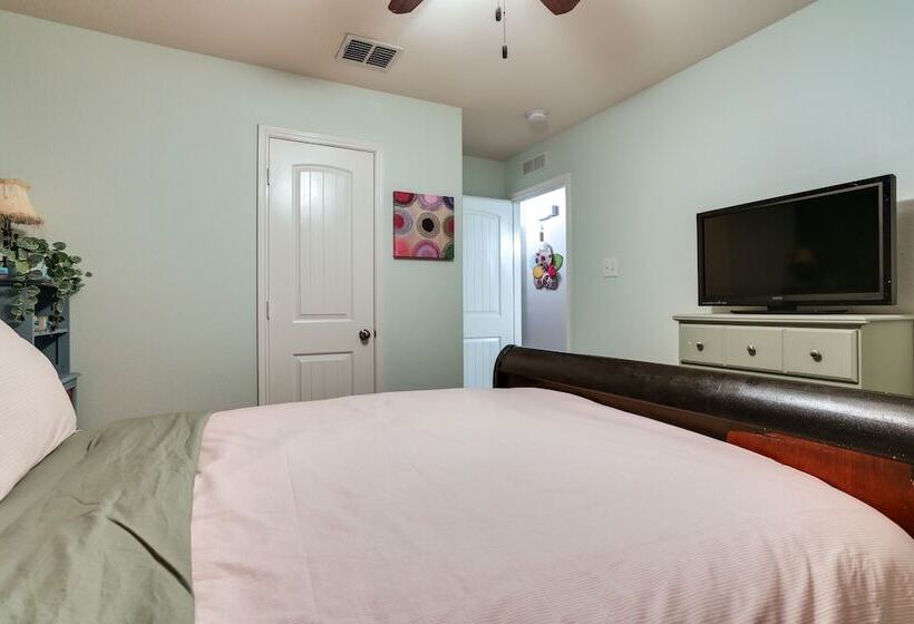 Patio, Pergola & Pool Access: Aubrey Retreat!