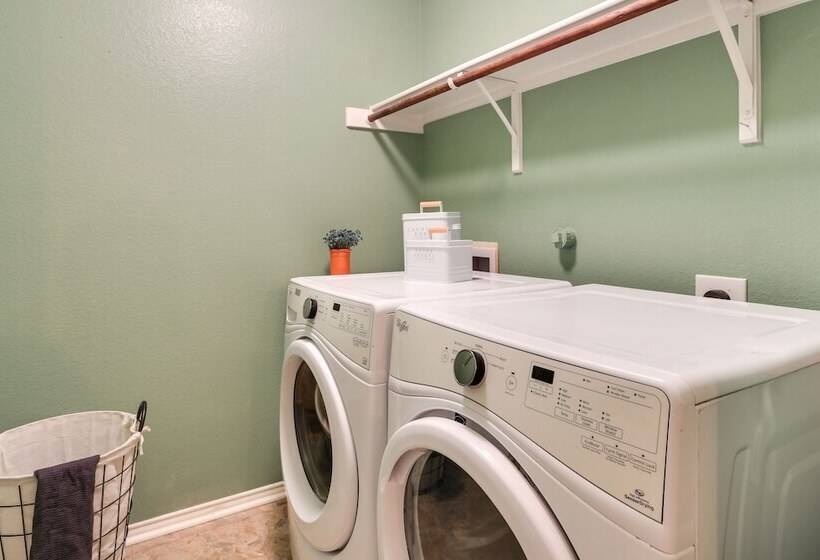 Patio, Pergola & Pool Access: Aubrey Retreat!