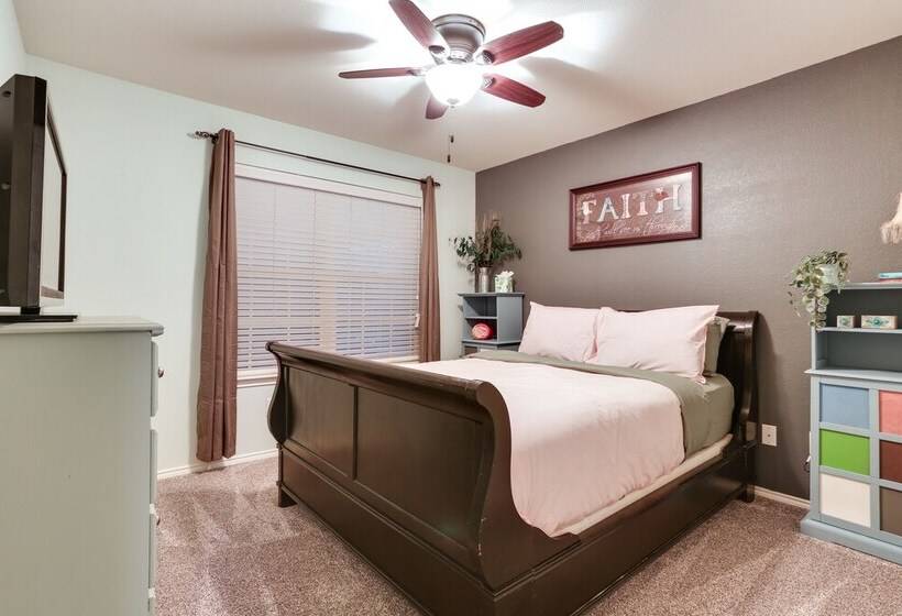 Patio, Pergola & Pool Access: Aubrey Retreat!