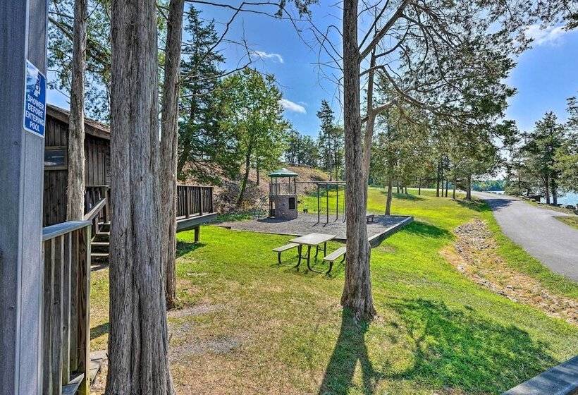 Stunning Athens Home: Mtn Views & Pool Access