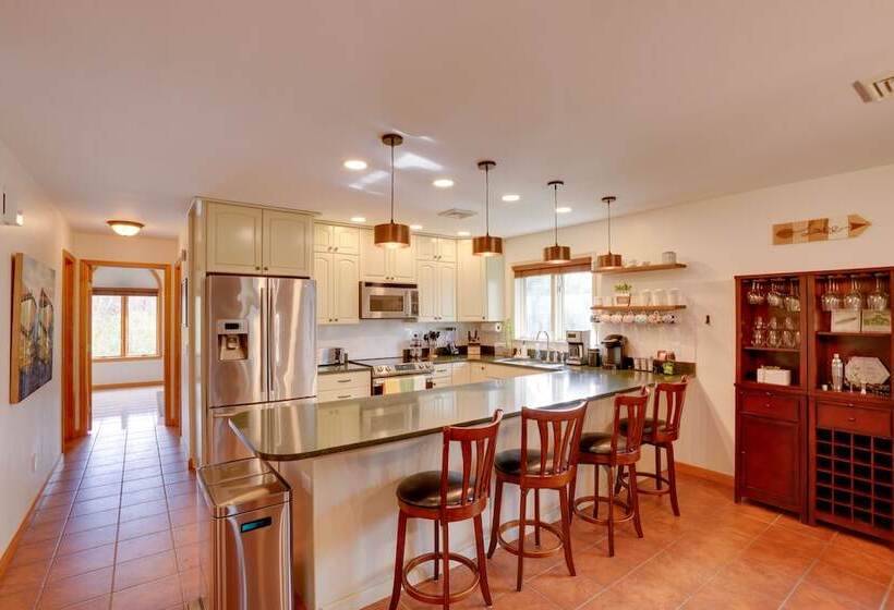 Stunning Athens Home: Mtn Views & Pool Access