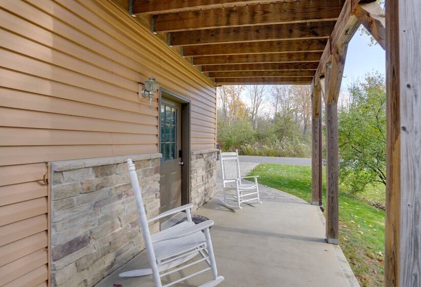 Stunning Athens Home: Mtn Views & Pool Access