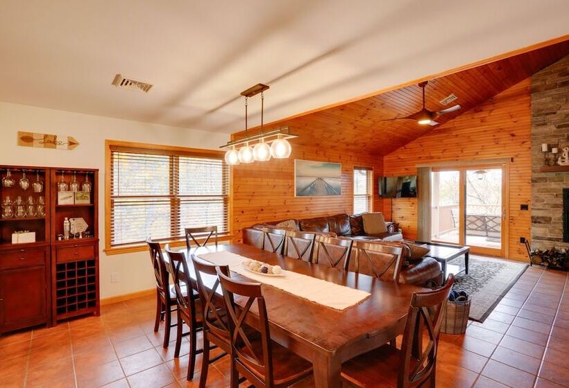 Stunning Athens Home: Mtn Views & Pool Access