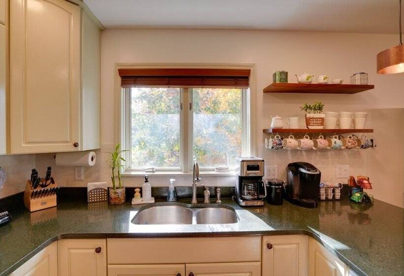 Stunning Athens Home: Mtn Views & Pool Access
