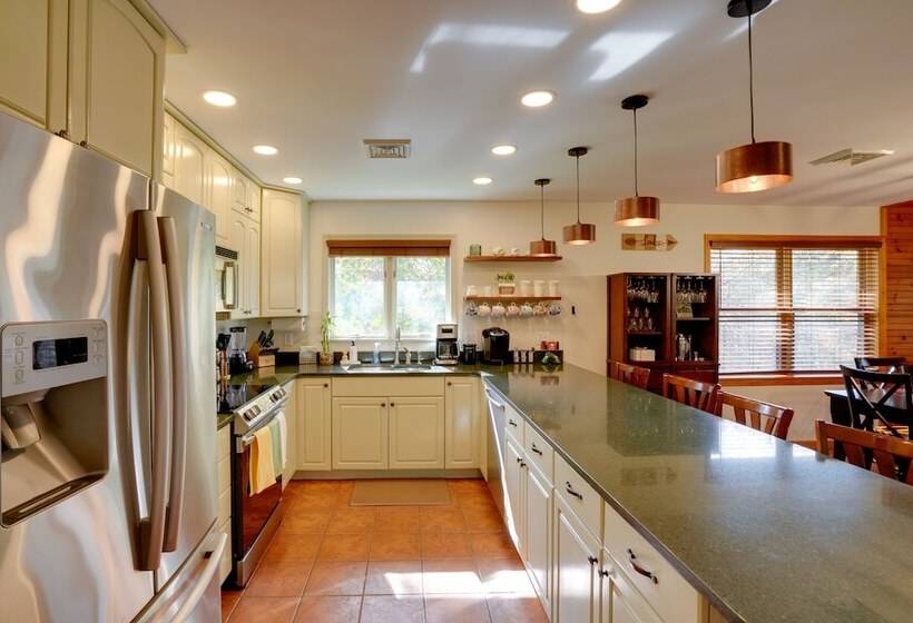 Stunning Athens Home: Mtn Views & Pool Access