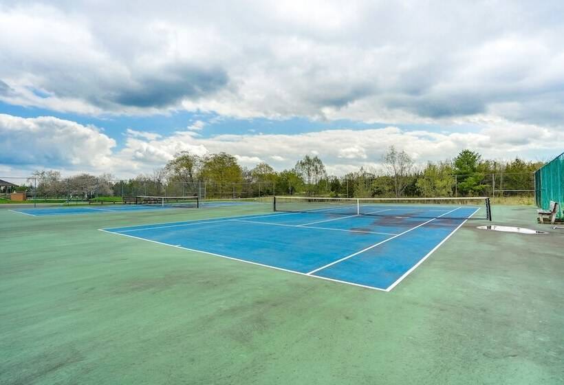 Stunning Athens Home: Mtn Views & Pool Access