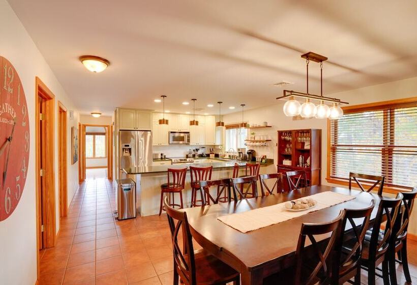 Stunning Athens Home: Mtn Views & Pool Access