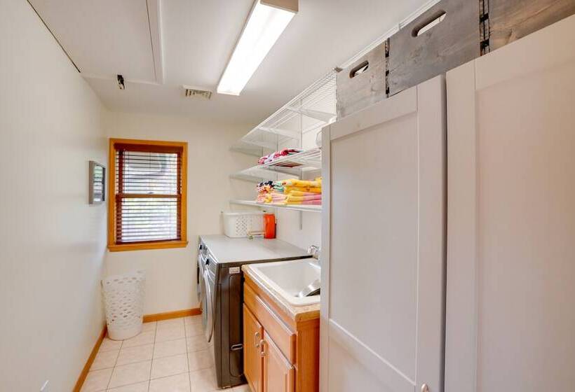 Stunning Athens Home: Mtn Views & Pool Access