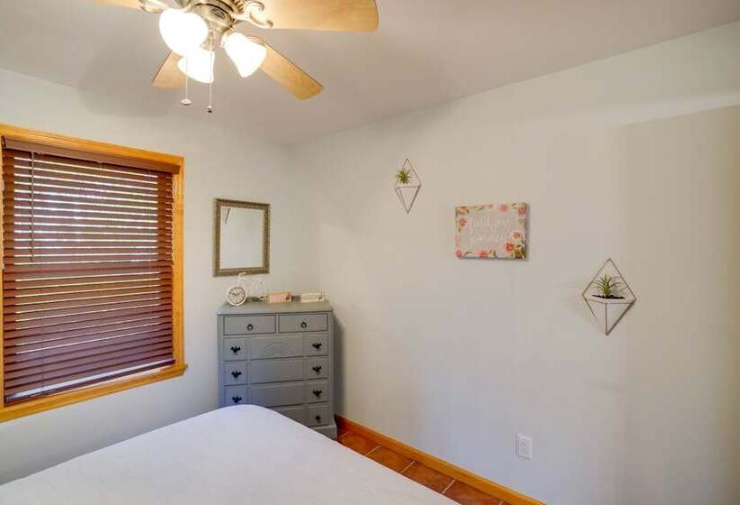 Stunning Athens Home: Mtn Views & Pool Access