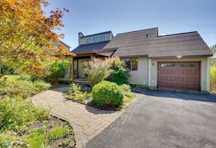 Stunning Athens Retreat On Sleepy Hollow Lake!