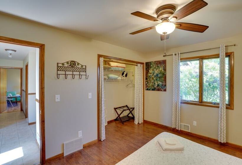 Stunning Athens Retreat On Sleepy Hollow Lake!