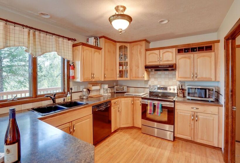 Stunning Athens Retreat On Sleepy Hollow Lake!