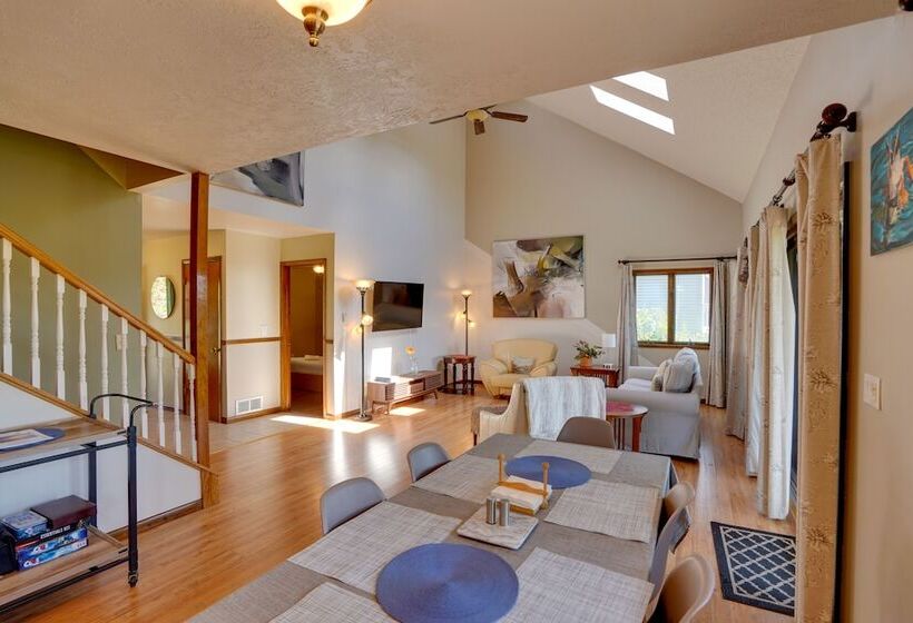 Stunning Athens Retreat On Sleepy Hollow Lake!