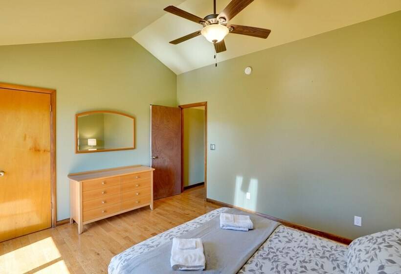 Stunning Athens Retreat On Sleepy Hollow Lake!