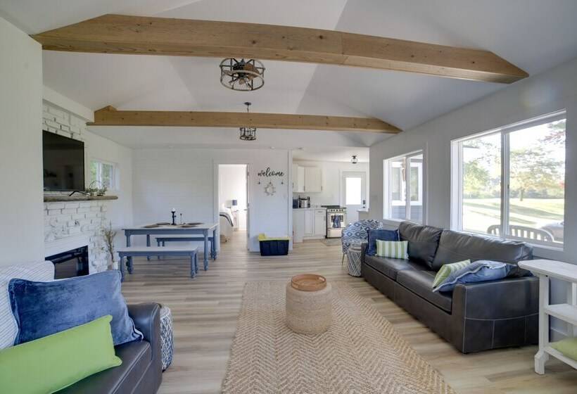 Stylish Grass Lake Retreat Steps To Park!