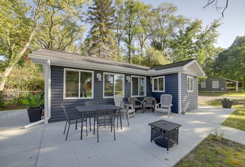 Stylish Grass Lake Retreat Steps To Park!