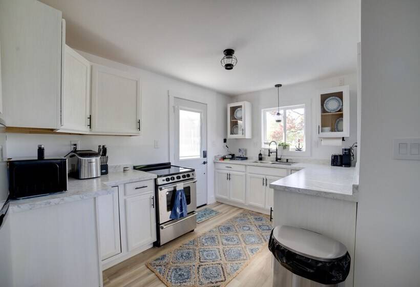 Stylish Grass Lake Retreat Steps To Park!