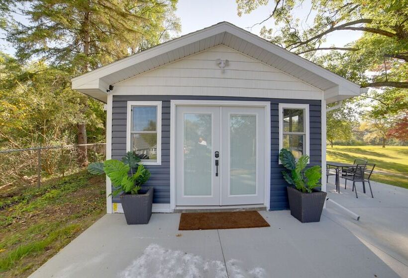 Stylish Grass Lake Retreat Steps To Park!