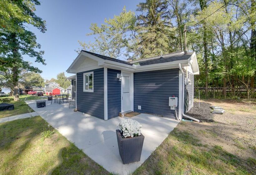 Stylish Grass Lake Retreat Steps To Park!