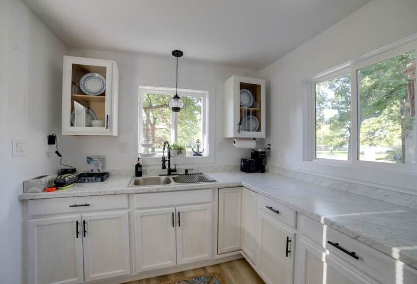 Stylish Grass Lake Retreat Steps To Park!