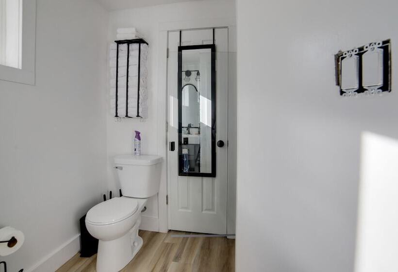 Stylish Grass Lake Retreat Steps To Park!