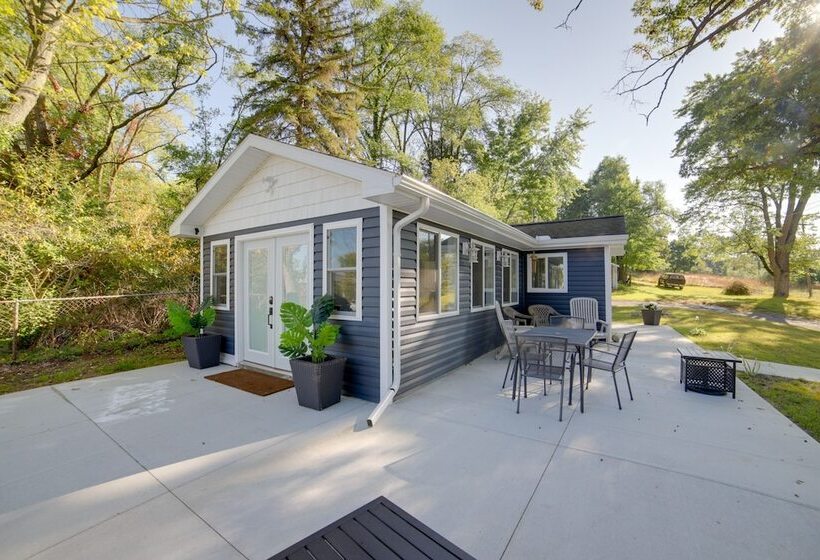 Stylish Grass Lake Retreat Steps To Park!