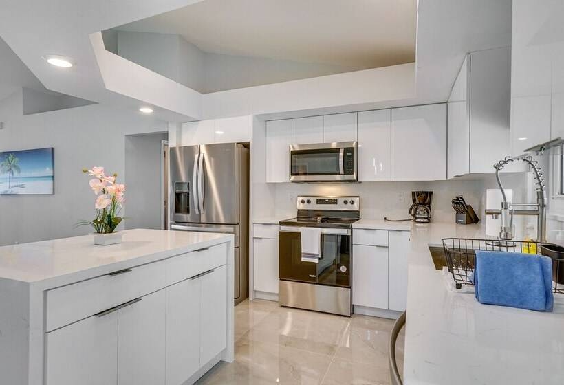 Furnished Lanai + Pool: Sunlit Cape Coral Getaway!