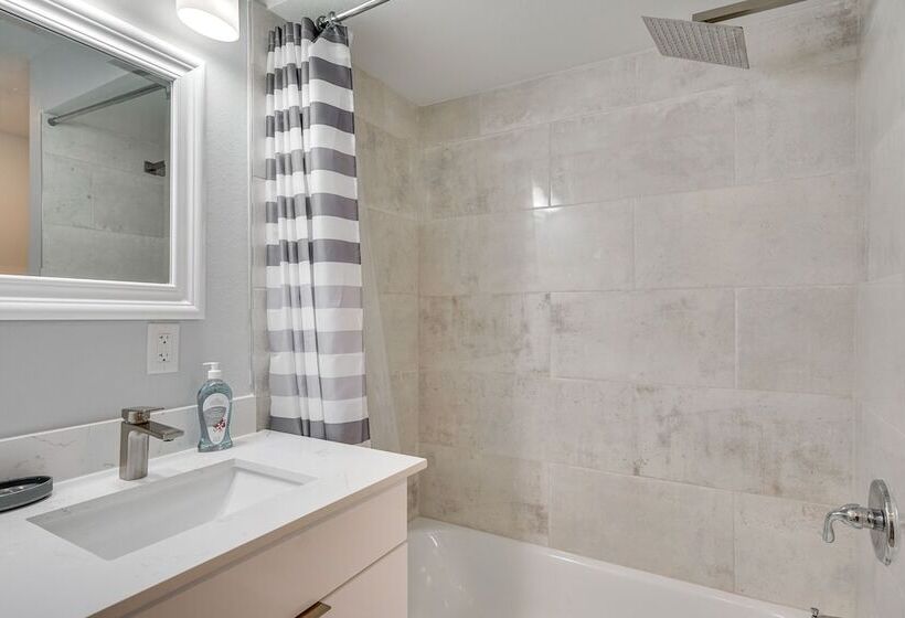 Furnished Lanai + Pool: Sunlit Cape Coral Getaway!